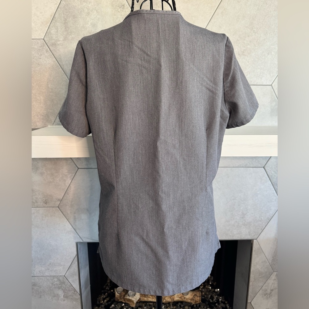 FIGS Casma Three-Pocket Scrub Top in Graphite Size S - Picture 3 of 11